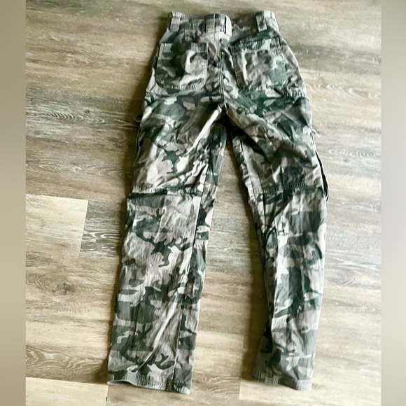 Women’s Abercrombie & Fitch - Curve Love- Relaxed Fit - Camo Cargo Pants - Picture 4 of 7